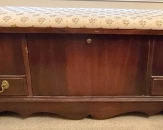 476 - Lane Blanket Chest w/ padded seat cushion 19 x 44 x 17
