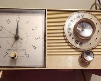 1654 - General Electric Vintage Radio You are buying a used as-is electric/electronic item. We do not guarantee all components are present, and if it is not expressly stated, it is untested.
