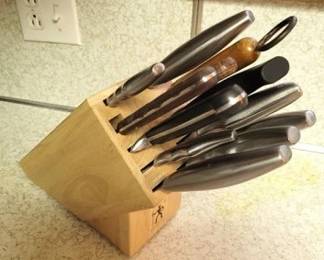 320 - Knives in Knife Block, Incomplete set
