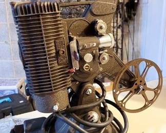 1655 - 8mm Projector You are buying a used as-is electric/electronic item. We do not guarantee all components are present, and if it is not expressly stated, it is untested.
