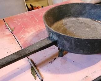 1556 - Cast Iron Footed Skillet, has crack 10" round
