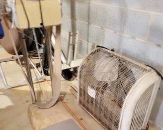 1500 - Vibrating Belt Machine & Old Fan You are buying a used as-is electric/electronic item. We do not guarantee all components are present, and if it is not expressly stated, it is untested.
