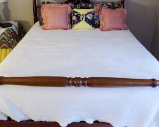 1008 - Bedspread (Pillows/Linens) (Queen Size)
