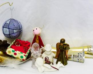 105 - Assorted Christmas Items
