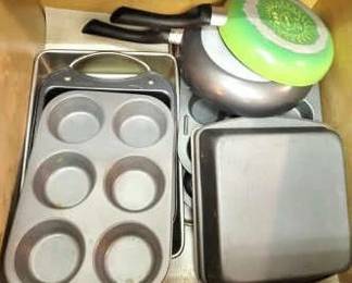 304 - Drawer Lot Bakeware
