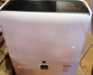 1502 - Westinghouse Dehumidifier You are buying a used as-is electric/electronic item. We do not guarantee all components are present, and if it is not expressly stated, it is untested.
