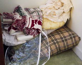 1187 - Assorted Linens
