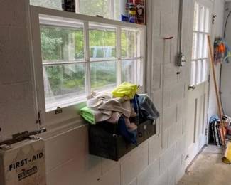 1689 - Wall Lot of Items
