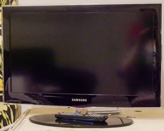 1109 - Samsung TV 26" Model VN26G400 You are buying a used as-is electric/electronic item. We do not guarantee all components are present, and if it is not expressly stated, it is untested.
