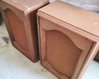 1233 - 2 Vintage Speakers 18 x 12.5 x 7 You are buying a used as-is electric/electronic item. We do not guarantee all components are present, and if it is not expressly stated, it is untested.
