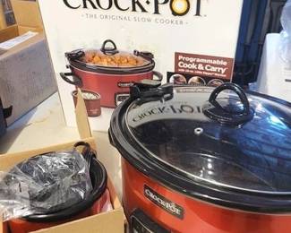 1576 - Crock Pot Set You are buying a used as-is electric/electronic item. We do not guarantee all components are present, and if it is not expressly stated, it is untested.
