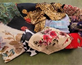 7563 - Oval Basket w/ Scarves
