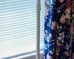 1001 - Floor Lamp 61" You are buying a used as-is electric/electronic item. We do not guarantee all components are present, and if it is not expressly stated, it is untested.
