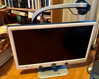 DaVinci Pro Desktop video magnifier.