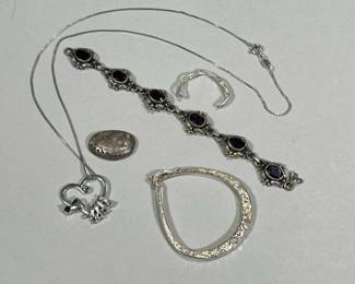 (5pc) MIXED LOT STERLING JEWELRY | Including a link bracelet with amethyst (one link separated), a heart-pendant necklace with multicolor stones, a silver conch shell, plus a single hoop earring and twisted wire ring; total weight 24.1g.
