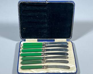(7pc) SILVER PLATE BUTTER KNIVES | Set of 7 electroplated nickel-silver butter knives in case, marked “EPNS” -  l. 6.25 in

