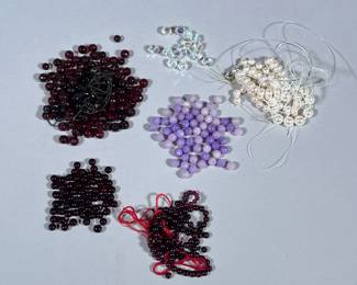 LOOSE JEWELRY BEADS & PEARLS | Mixed lot of loose pearls, glass beads and others for jewelry making.

