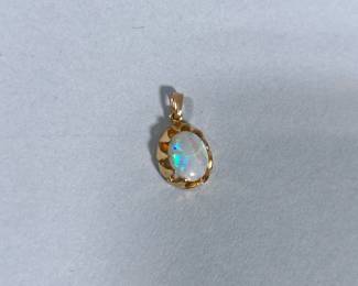 14K GOLD & OPAL PENDANT | Designed as a 14K yellow gold pendant with Opal mounting, marked “14K” total weight: 1.5 g - l. 10 mm (Opal)