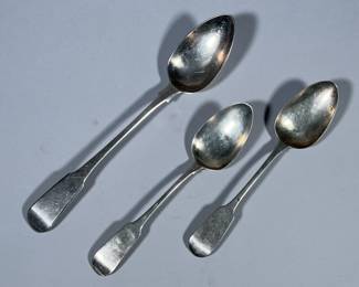 (3pc) STERLING SILVER SERVING SPOONS | Including large serving spoon and 2 smaller serving spoons with English Sterling hallmarks, total weight: 7.9 ozt.
