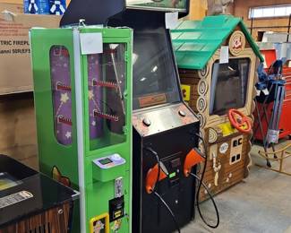 Arcade, Pinball And Toy Vending Machines, Total Qty 17