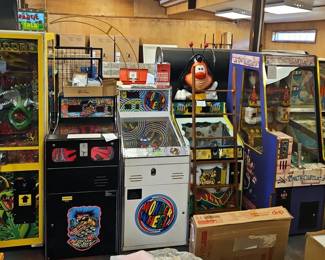 Arcade, Pinball And Toy Vending Machines, Total Qty 17