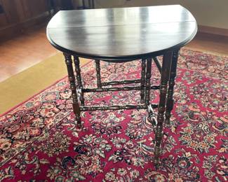 Circa 1910 walnut oval Gatelegs table with spindle legs, ideal for small spaces and holiday entertaining. This versatile space-saver can be easily opened up by raising one or both leaves, offering extra surface when needed and folding down when not in use.