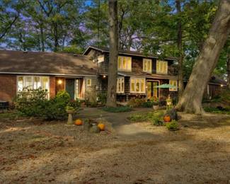 Think timeless treasures, signature pieces, and all the goods that we are all hunting and hoping to find
Top-quality, cult classic finds, high-end, craftsmanship gems!