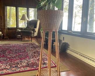 High-quality wicker plant stand with a graceful, natural design. Perfect for showcasing your favorite plants with timeless charm.