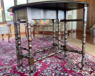 Circa 1910 walnut oval Gatelegs table with spindle legs, ideal for small spaces and holiday entertaining. This versatile space-saver can be easily opened up by raising one or both leaves, offering extra surface when needed and folding down when not in use.