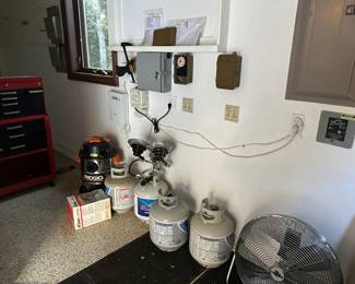 Patton 3 speed fan
Propane tanks
Ridgid shop vac