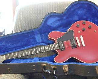 GIBSON - 6 STRING - WITH HARD CASE -