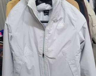 Lady's The North Face Light Grey Winter Coat XL But Fits More Like A Large ( In New Condition)