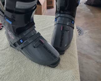 Men Size 11/12  Salomon Grey Vintage Ski Boots Like New 