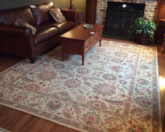 Room-size hooked rug