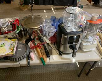Assorted kitchen items