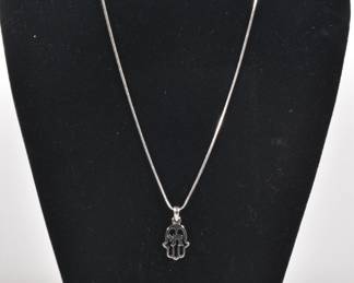 Silver necklace with Hamsa pendant