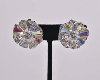 Pair of crystal flower-pattern earrings
