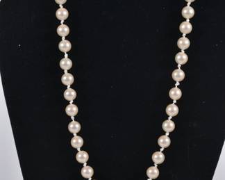 Single strand Faux Pearl necklace
