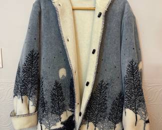 Vintage 1990s White Stag winter theme graphic fleece hooded sweater/coat, toggle buttons