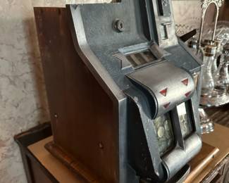1930's 5¢ Mills Novelty Co Slot Machine