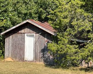 Building full of stuff. Pictures will be added soon. 