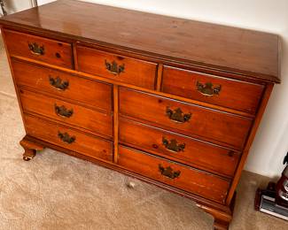 A very nice vintage solid wood dresser! Dovetail construction! 
