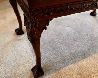 A very nice coffee table! The top is actually two serving trays! Very cool! 