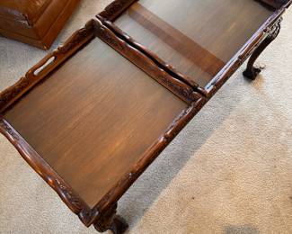 A very nice coffee table! The top is actually two serving trays! Very cool! 