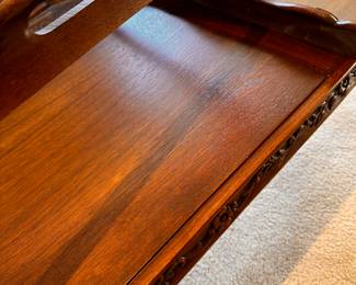 A very nice coffee table! The top is actually two serving trays! Very cool! 