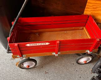 This is a great RADIO FLYER Wagon! Solid rubber wheels and in excellent condition! 