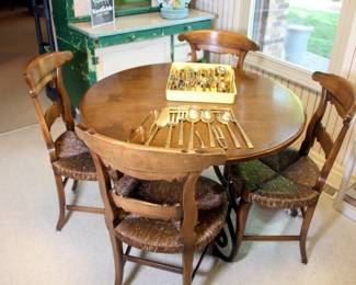Beautiful Vintage Kitchen Table with 4 Chairs