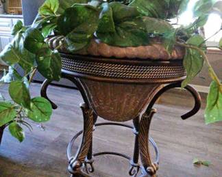 Plant Holder with Plant                 https://ctbids.com/estate-sale/31874/item/3540966/Plant-Holder-With-Plant