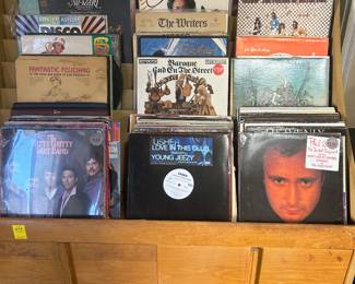 Display cabinet and vinyl