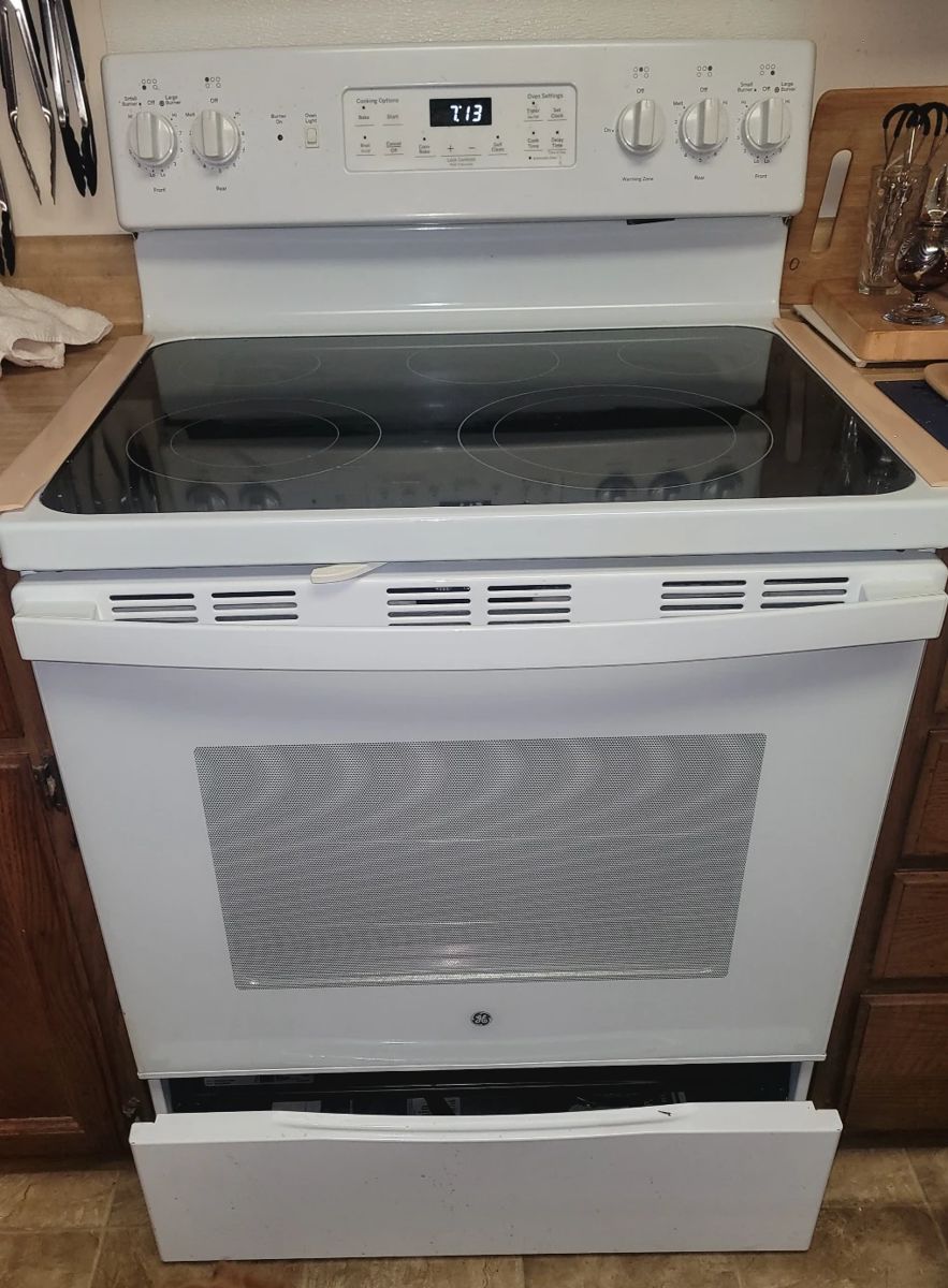 GE Stove/Range
Glass Top - Like New
MUST BE REMOVED before Wednesday. 10/23/24.
